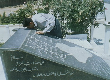 عند قبر الجواهري سنة 2002